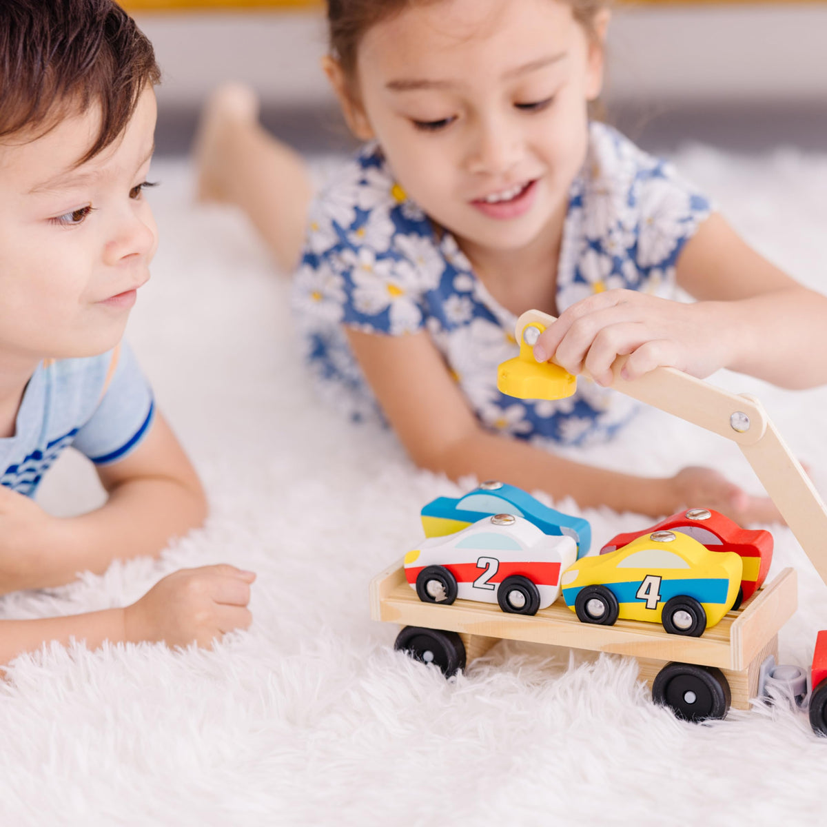 Melissa & Doug Magnetic Car Loader Wooden Toy Set with 4 Toy Cars | 6 Pieces, Wooden Truck, Detachable Trailer, Magnetic Crane, 4 Numbered Cars, Vehicle Sorting Play, Preschool Toys, Ages 3+